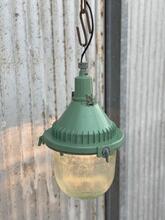 Groene bol lamp Industrieel stijl in Ribbelglas en metaal,