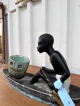 Beeld man in kano lamp  antiek