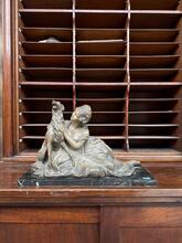 Beeld met liggende vrouw met hond antiek