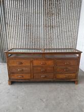 Juweliers Toonbank Antiek stijl in hout en glas, Europa 20e eeuws