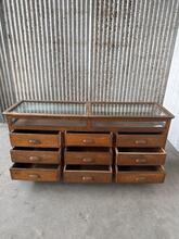 Juweliers Toonbank Antiek stijl in hout en glas, Europa 20e eeuws