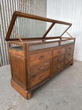 Juweliers Toonbank Antiek stijl in hout en glas, Europa 20e eeuws