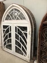 Antiek raam met ijzerwerk Antiek stijl in Hout en ijzer en glas,