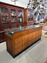Toonbank Antiek stijl in hout en glas, europa