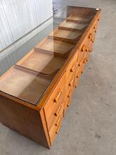 Toonbank Antiek stijl in hout en glas, Europa
