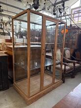 Vitrinekast Antiek stijl in Hout en glas , Sri-Lanka 20e eeuws