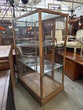 Vitrinekast Antiek stijl in Hout en glas , Sri-Lanka 20e eeuws