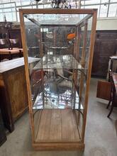 Vitrinekast Antiek stijl in Hout en glas , Sri-Lanka 20e eeuws