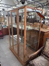 Vitrinekast Antiek stijl in Hout en glas , Sri-Lanka 20e eeuws