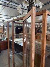 Vitrinekast Antiek stijl in Hout en glas , Sri-Lanka 20e eeuws