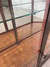 Winkelkast Antiek stijl in hout brons en glas, Europa 20e eeuw
