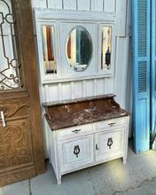 Antieke commode Antiek stijl in hout en steen,