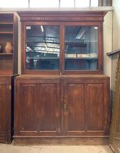 Antieke kast Antiek stijl in Hout en glas,