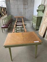 Antieke stoelen en tafel Antiek stijl in hout,