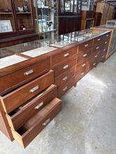 Toonbank  Antiek stijl in wood and glass, Europa