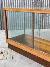 Antieke toonbank Antiek stijl in hout en glas,