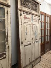 Antieke witte deur Antiek stijl in Hout en ijzer,