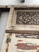 Antieke witte deur Antiek stijl in Hout en ijzer,