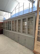 Antique style Cabinet in Wood and glass