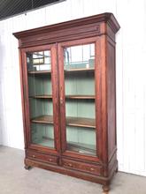 Antique style Antique cabinet in Wood and glass