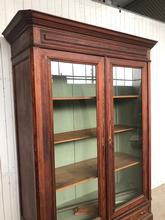 Antique style Antique cabinet in Wood and glass