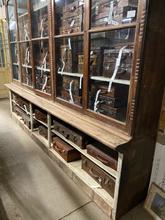 Antique style Antique cabinet in Wood and glass