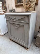 Antique style Chest of drawers in Wood