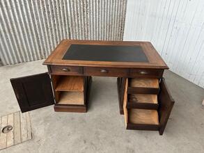 Antique style Desk in Wood and leather