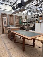 Antique style Dining table in wood and leather, europa