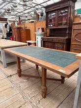 Antique style Dining table in wood and leather, europa