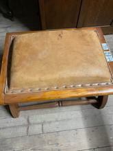 Antique style Antique pouf in Wood and leather