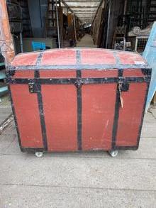 Antique style Antique red chest in Wood