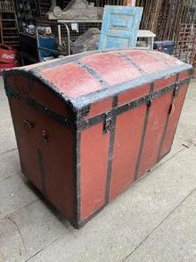 Antique style Antique red chest in Wood