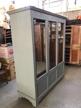 Antique style Antique shopcabinet in Wood and glass