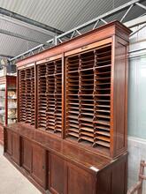 style Antique shopcabinet