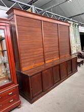 style Antique shopcabinet