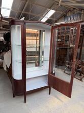 Antique style Shopcabinet in wood and glass
