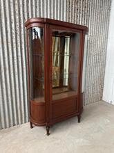 Antique style Shopcabinet in wood and glass