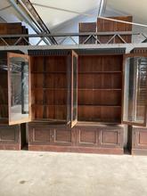 Antique style Antique shopcabinet in Wood and glass