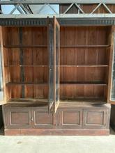 Antique style Antique shopcabinet in Wood and glass