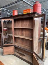 Antique style Antique shopcabinet in Wood and glass