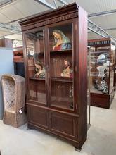 Antique style Antique shopcabinet in Wood and glass