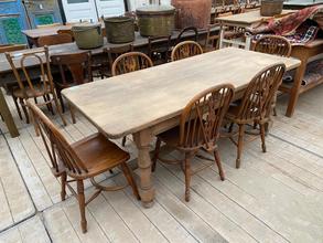 Antique style Antique table in Wood