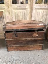 Antique style Antique trunk in Wood