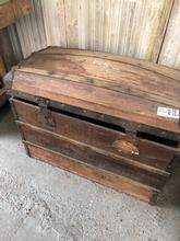 Antique style Antique trunk in Wood