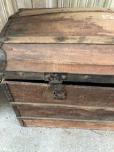 Antique style Antique trunk in Wood